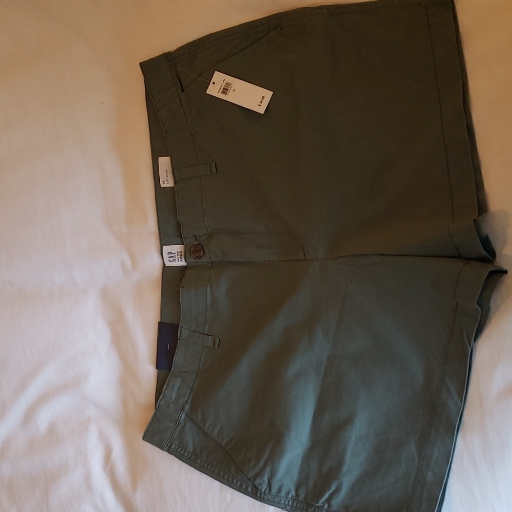 GAP City Short Khaki Green - Size 16